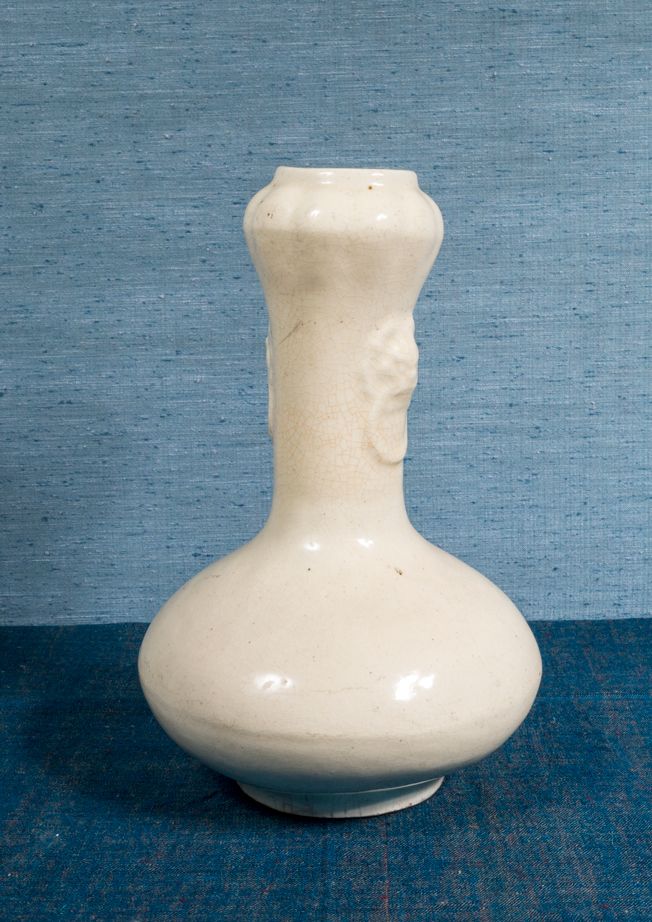 Null Vase mit niedrigem Bauch und hohem Zwiebelhals aus cremefarben glasierter K&hellip;