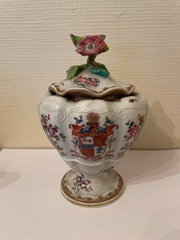Null 多彩瓷器座上有盖糖碗，饰有纹章和花朵

高：17.5厘米

手柄的损坏和修复