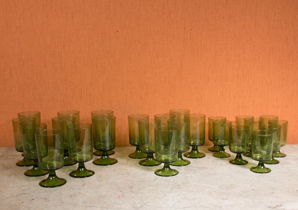 Null 绿色烟熏玻璃餐具套装包括 :

- 9个水杯

- 7个酒杯

- 9个港口酒杯