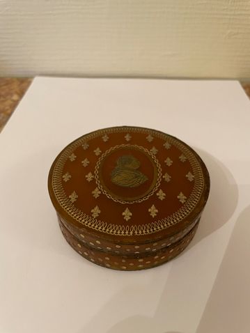 Null 圆盒，盒盖上装饰有路易十六时期的奖章和fleurdelisé图案

D : 8 cm

事故