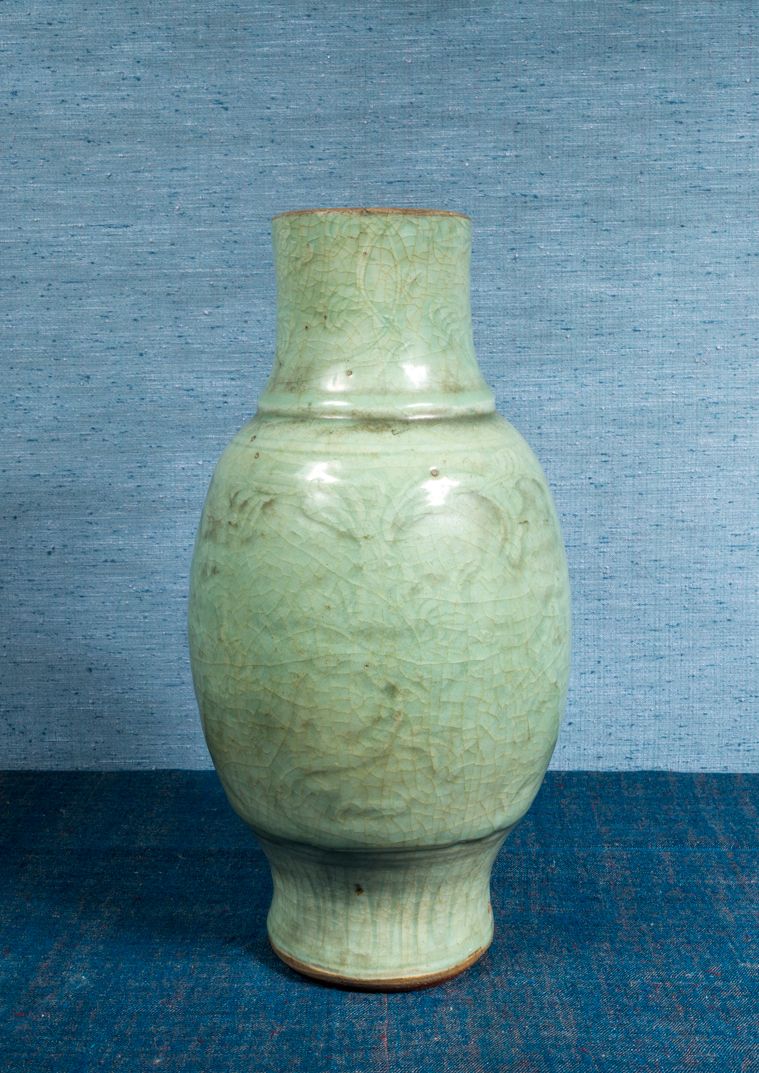 Null Vase aus seladonfarben glasiertem Steinzeug, unter dem Deckel mit stilisier&hellip;