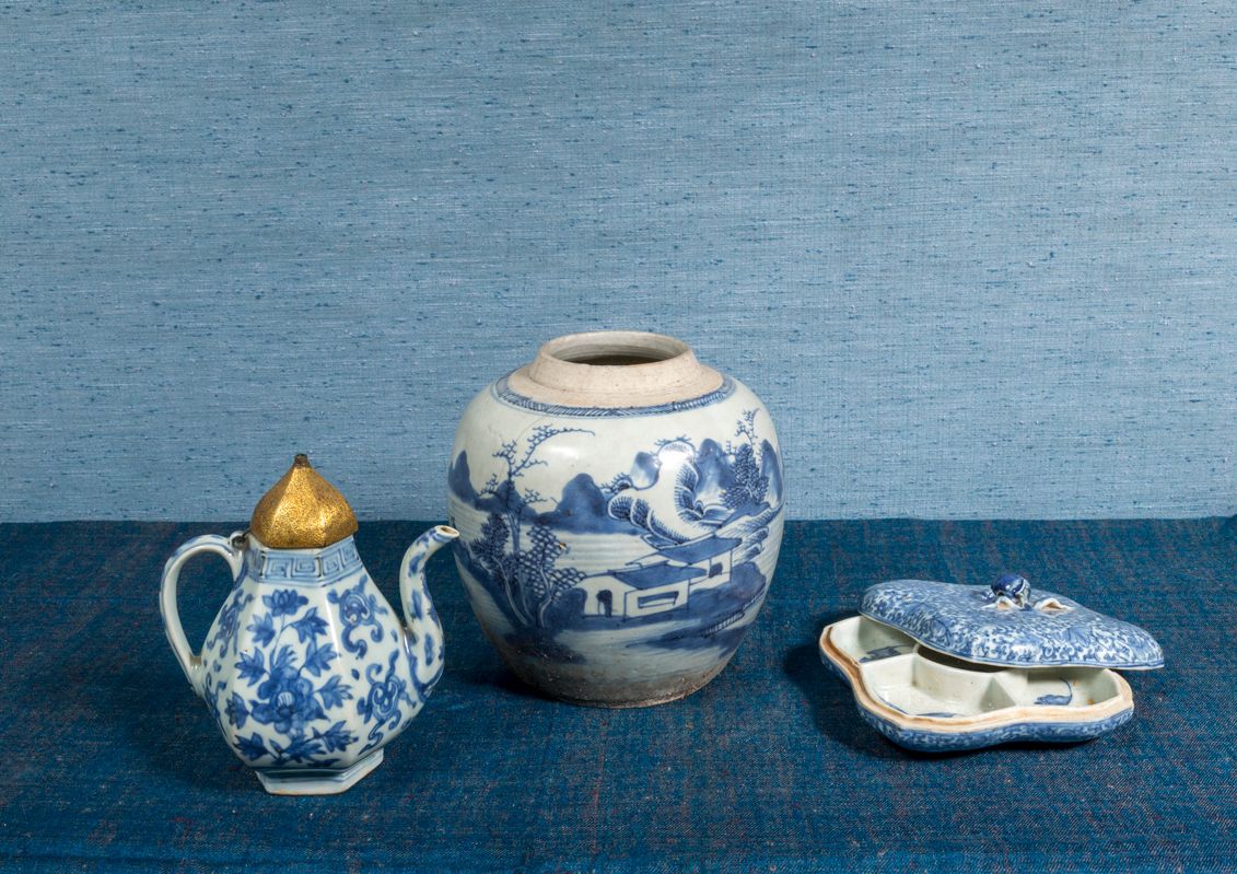 Null 一套三件青花瓷，包括一个球状的姜壶，有湖水山水的装饰；一个六角形的壶，有花的装饰；一个四叶形的盒子，有叶子的装饰，内部有四个隔间。

中国，16世纪和&hellip;