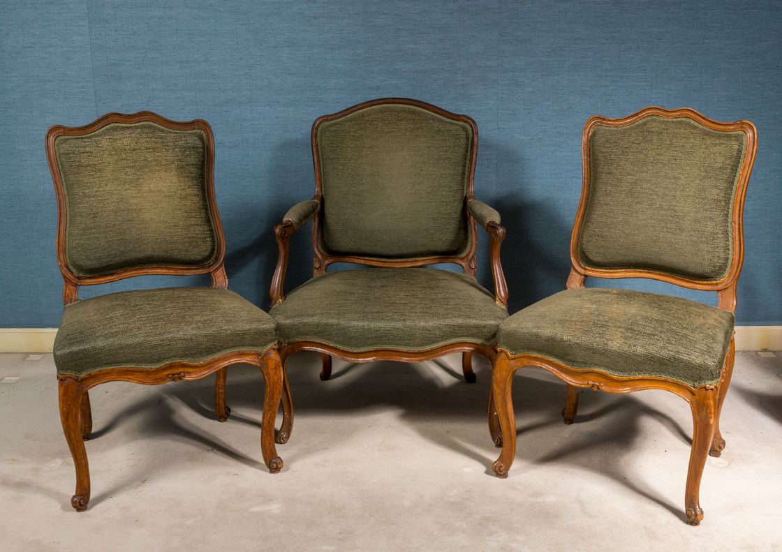 Null 由两把椅子和一把扶手椅组成的套房，采用天然木料模制，靠在以卷轴为结尾的凸脚上。

路易十五时期

绿色织物装饰

扶手椅为93.5 x 69 x 58&hellip;