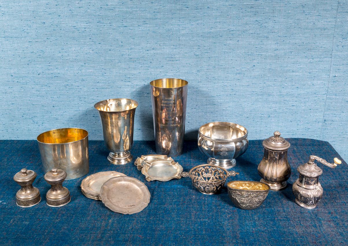 Null 银器拍品（千分之925）包括3个烟灰缸（英国作品），7个杯子，一个计时器（1803至1809年间的法国作品），一个脚踏杯，一个高脚杯（英国作品），一个&hellip;