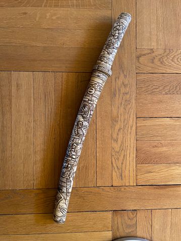 Null 带有骨质刀鞘的坦托，刀柄上有浅浮雕的武士图案。

日本，约1920年。

长：60厘米

专家Anne Papillon