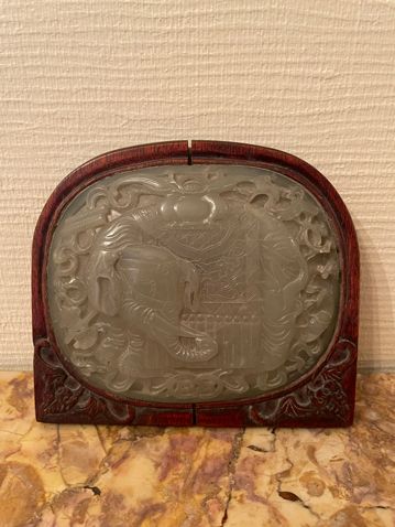 Null 青花瓷玉如意权杖盘，微微浮雕着一头披头散发的大象，背上背着一个花瓶。装在一个雕花木框里。

中国，19世纪。

(框架上的裂缝)

9 x 11厘米
&hellip;
