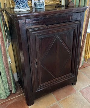 Null 天然木模制的果酱柜被改造成银器

17世纪末/18世纪初

108 x 84 x 53 厘米
