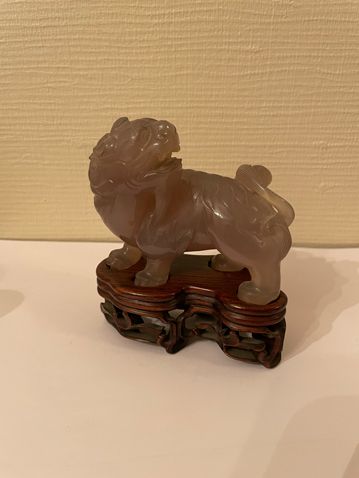 Null 玛瑙主题代表一只站立的佛教狮子，头部向后。

中国，20世纪初。

长：9厘米

专家Anne Papillon