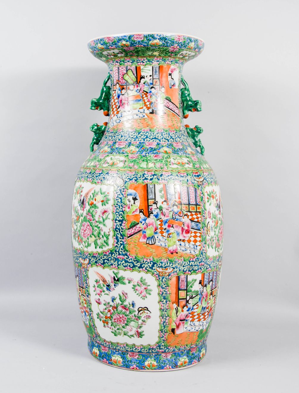 Null 中国

一个大型的多色珐琅彩瓷瓶，装饰有人物和花卉的储备场景，两侧有应用的Fô狗。

H.72厘米