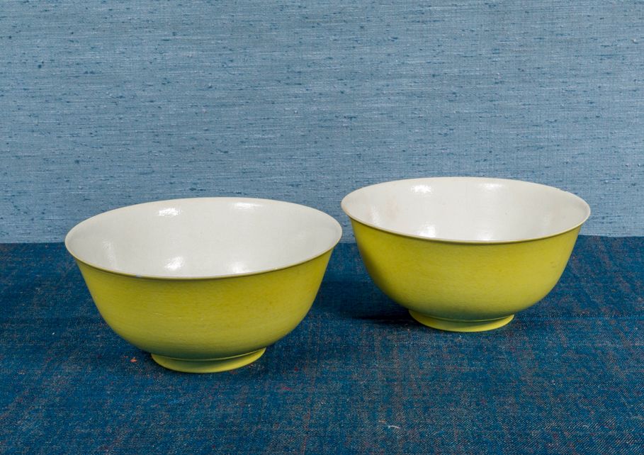 Null 一对黄色单色珐琅彩瓷碗，有光绪六字款。

中国，19世纪末。

(一枚有小裂纹，另一枚有小裂纹和裂纹）。

H.7,7 cm - D. 16,5 cm&hellip;