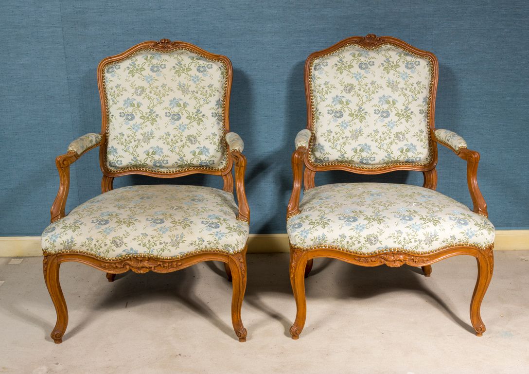 Null 一对模制和雕刻的天然木扶手椅，凸脚。

花卉面料的软垫

路易十五时期

96 x 68 x 59 厘米

修缮