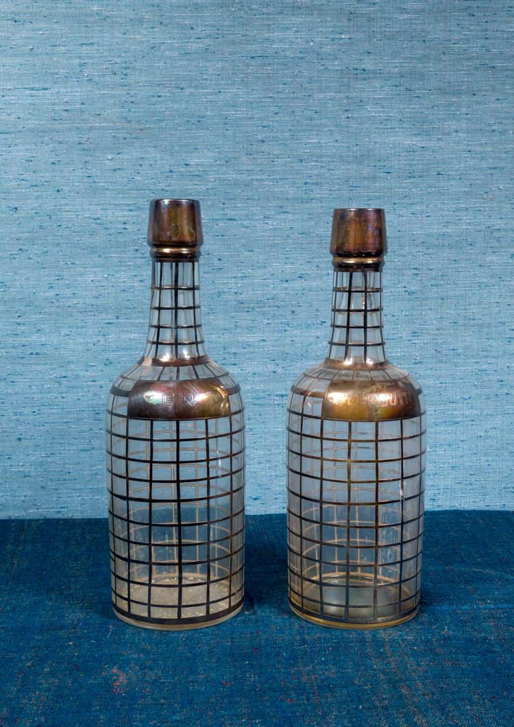 Null Deux carafes en verre cerclées de métal quadrillé "Gin" et "Vermouth" 

H. &hellip;