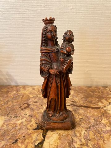 Null Madonna mit Kind aus geschnitztem Buchsbaumholz.

H: 16,5 cm