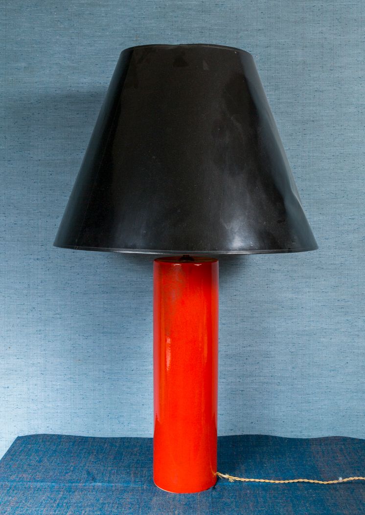 Null Roll-Lampe aus korallfarben glasierter Keramik. 

H. 48 cm