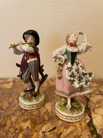 Null Dos sujetos de porcelana policromada que representan un músico y una bailar&hellip;