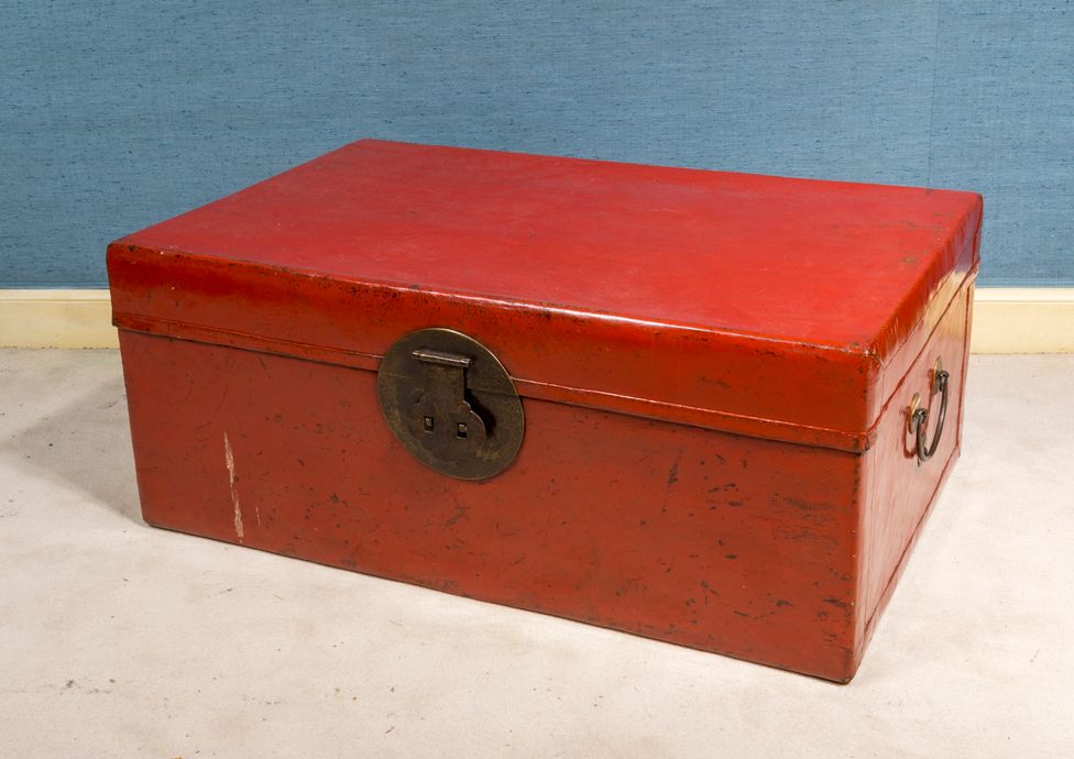 Null Chinesischer Koffer aus rot lackiertem Holz.

33 x 80 x 49,5 cm