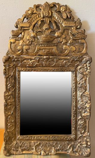 Null 一面花纹镜，木质和灰泥框架，雕刻和镀金的花瓶、花朵和卷轴

18世纪

73 x 40 cm

事故和修复
