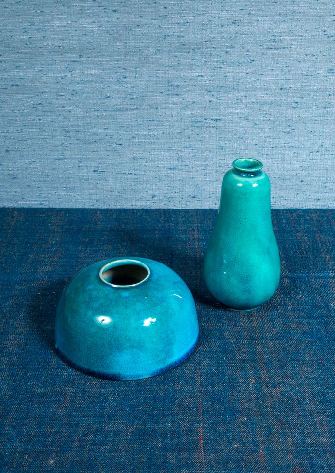 Null Lot de deux porcelaines émaillées turquoises, comprenant un godet à eau hém&hellip;