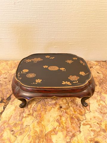 Null Small Japanese lacquer tray

17 x 13 cm