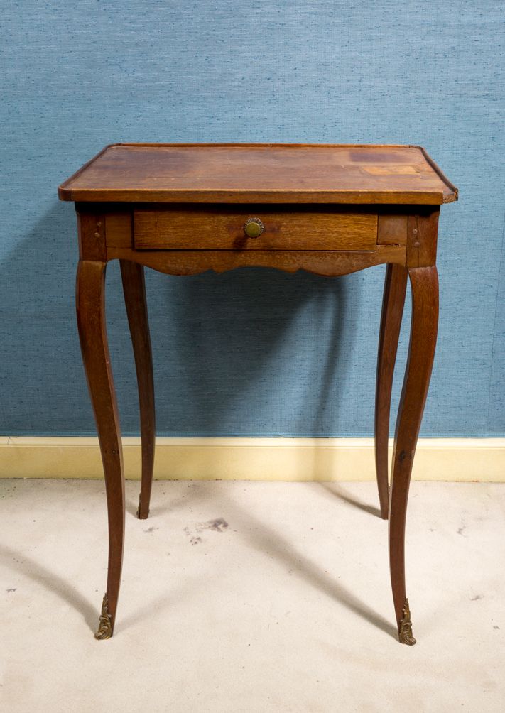 Null 天然木质卡巴莱桌，带一个抽屉，弧形桌腿

70 x 53 x 37厘米