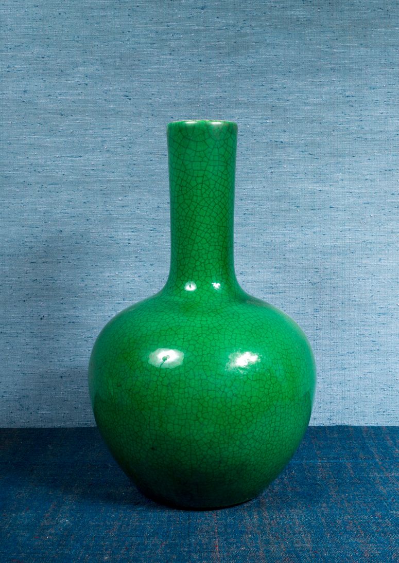 Null 一个绿色的珐琅彩瓷瓶。裂开的米色底座上有一个红色的康熙伪证。

中国，19世纪。

(靠近底座的珐琅质有烧制缺陷）。

H.39厘米

专家Anne &hellip;