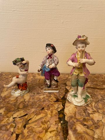 MEISSEN 迈森。

多彩瓷器三件套，分别代表笛子手、小人物和巴克斯。

高：13、11.5和8.5厘米