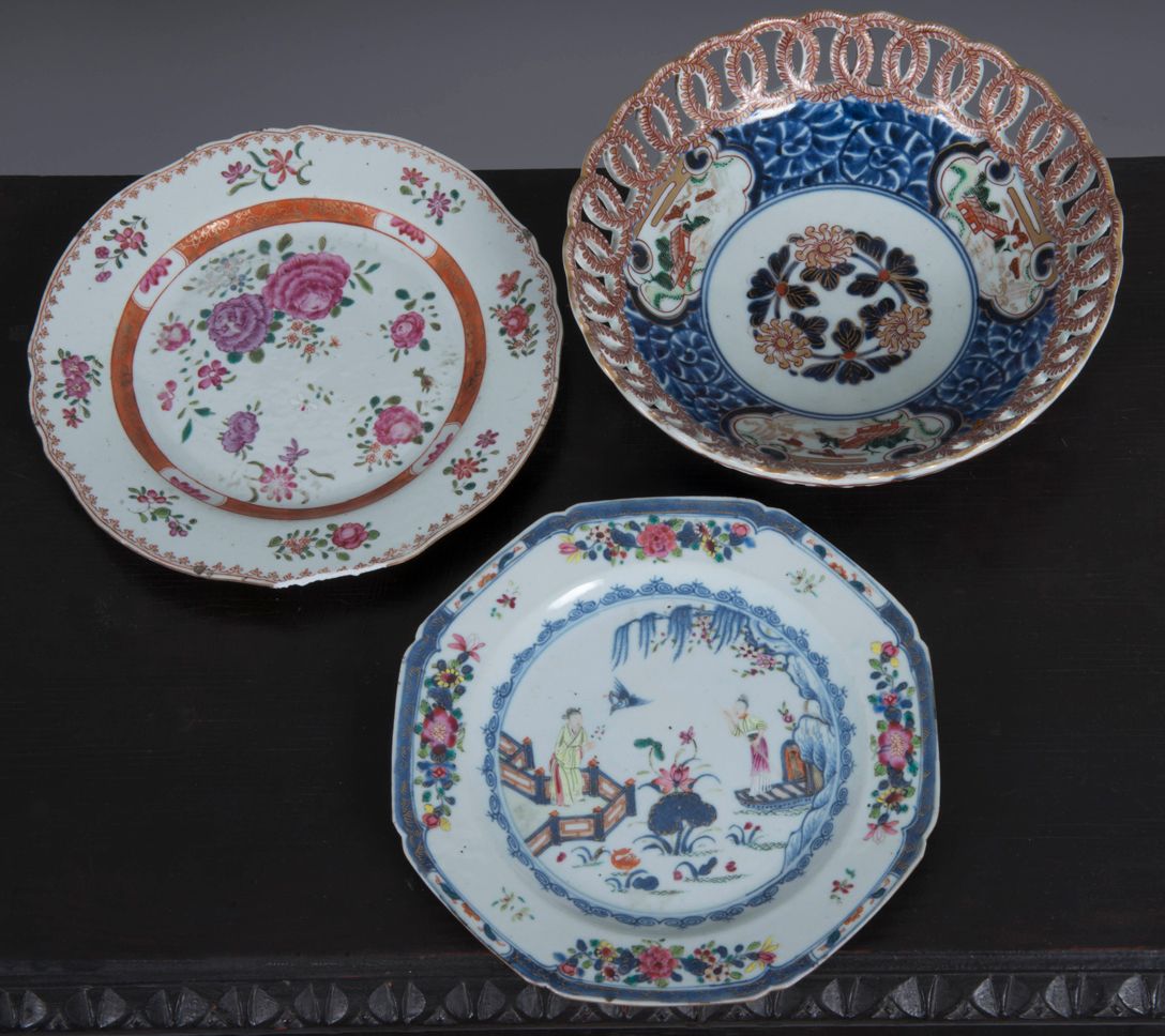 Null 一套2个多色珐琅彩中国瓷盘和一个伊万里瓷盘（带镂空边）。