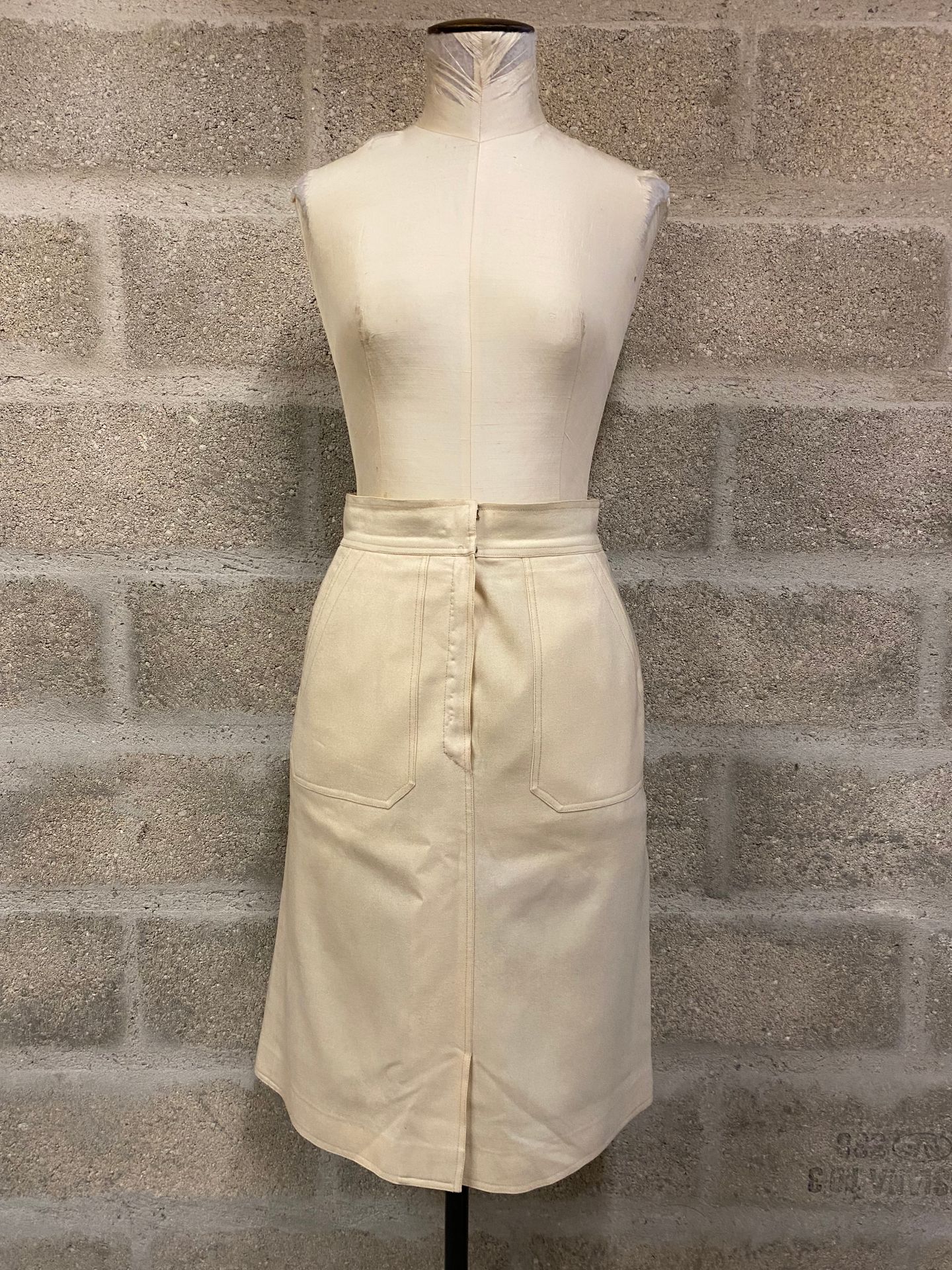 CHLOE Straight skirt in off-white wool, back pockets

Condition of use