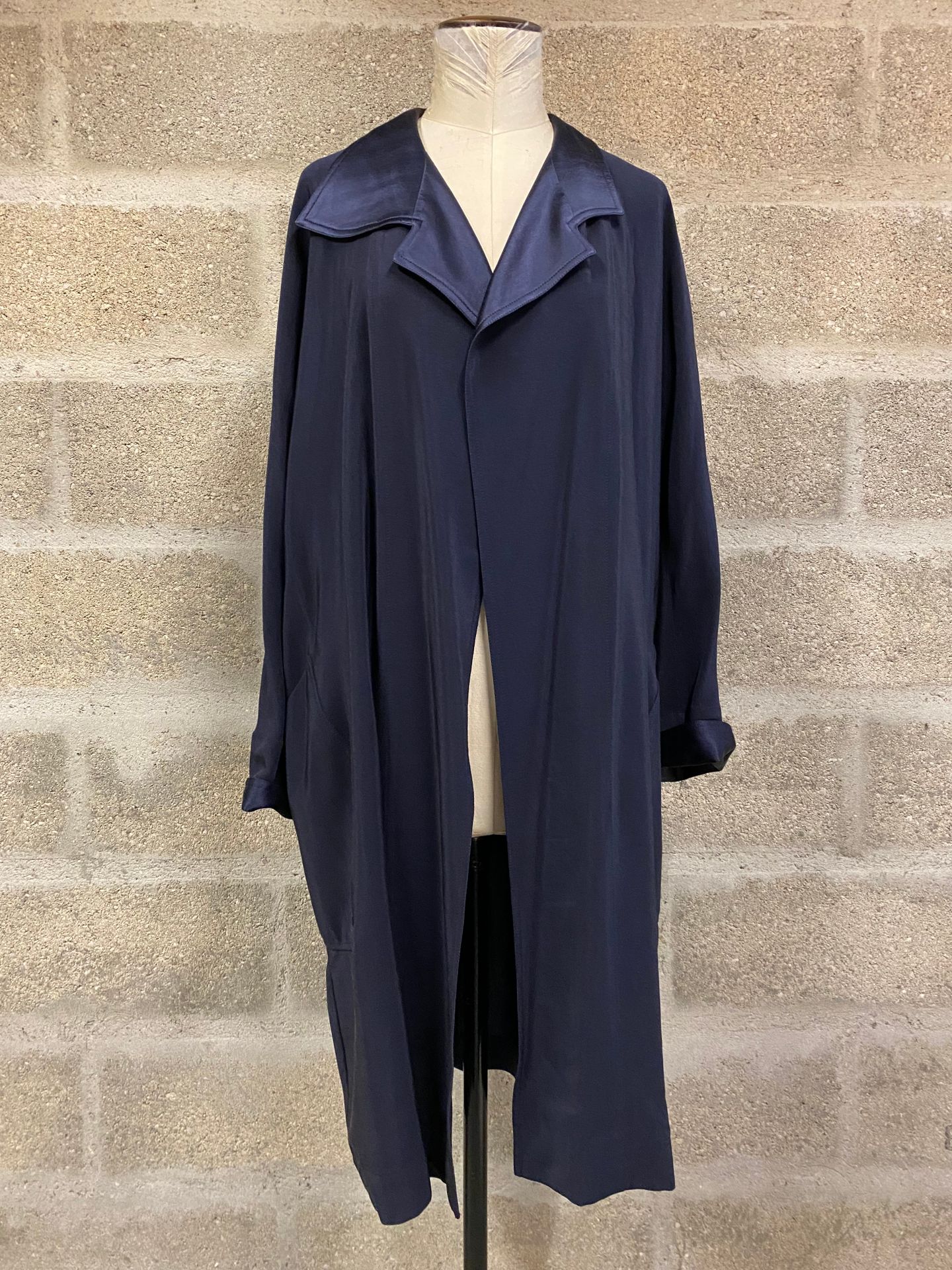 RENATA Loose-fitting wool and silk coat, navy blue with satin lapels 

Good cond&hellip;