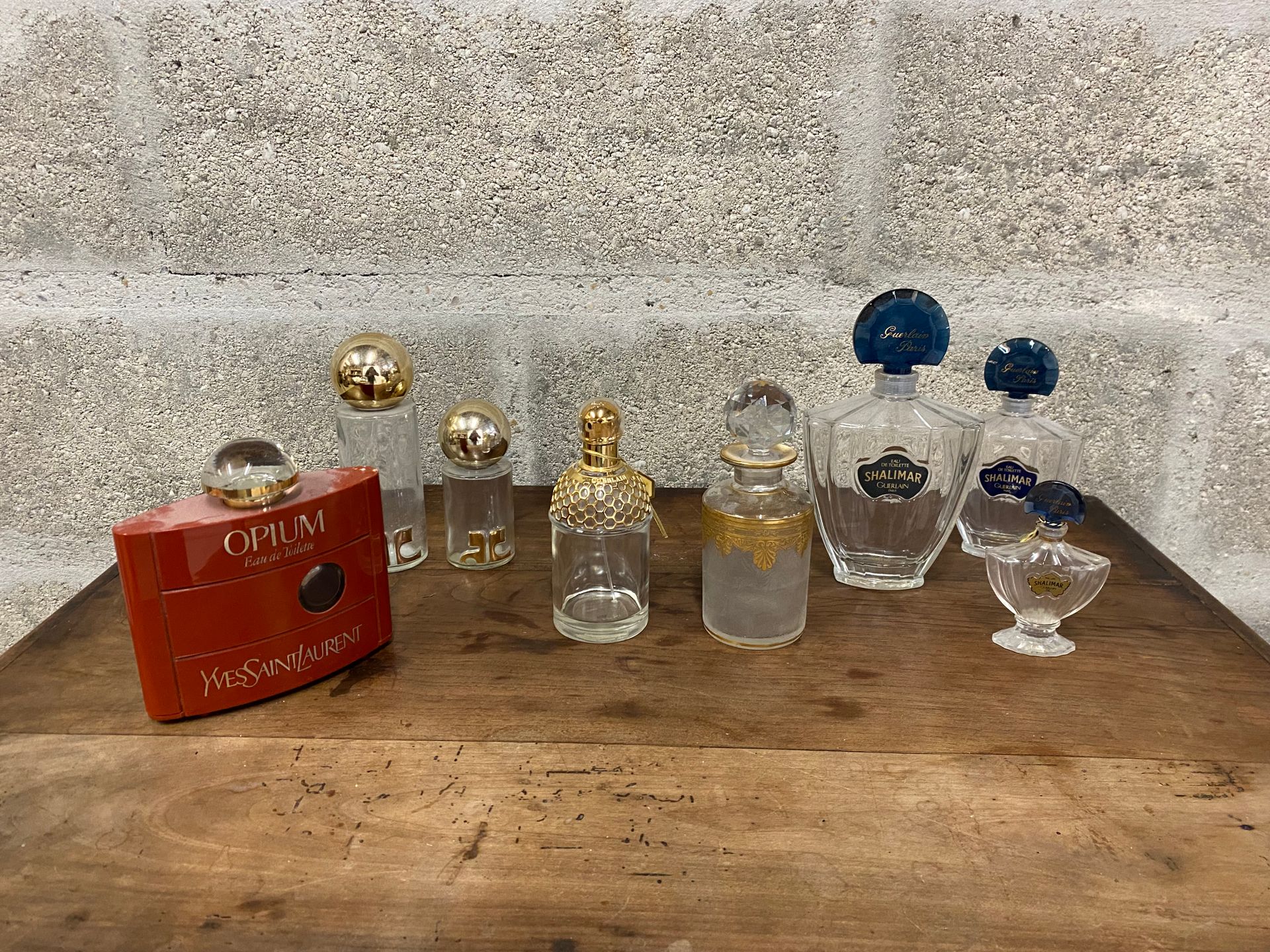 Null Lot of perfume bottles including : 

- three bottles SHALIMAR of GUERLAIN o&hellip;