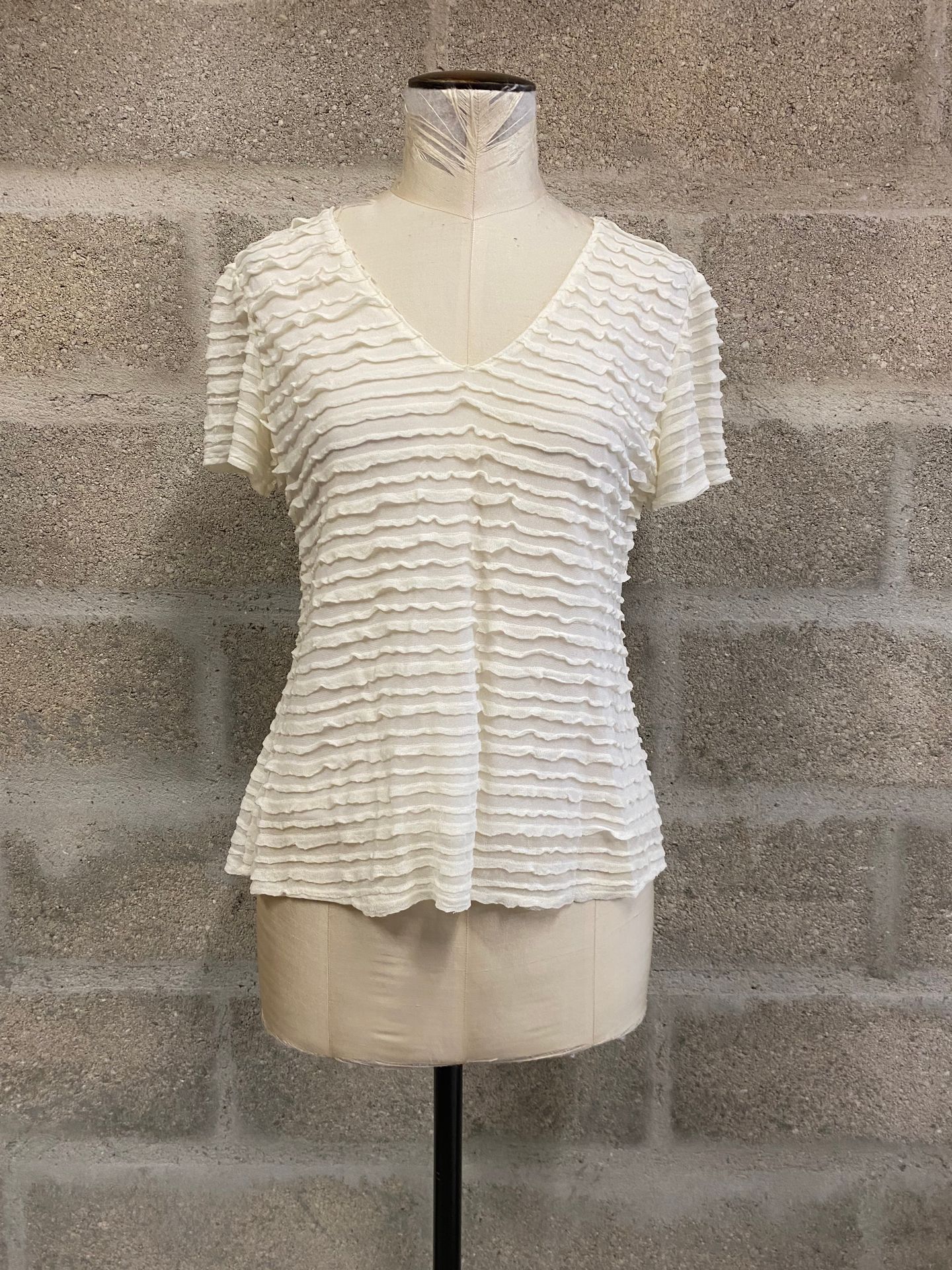 Null Lot including: 

- ANNA KASZER, White ruffled short sleeve top with V-neckl&hellip;