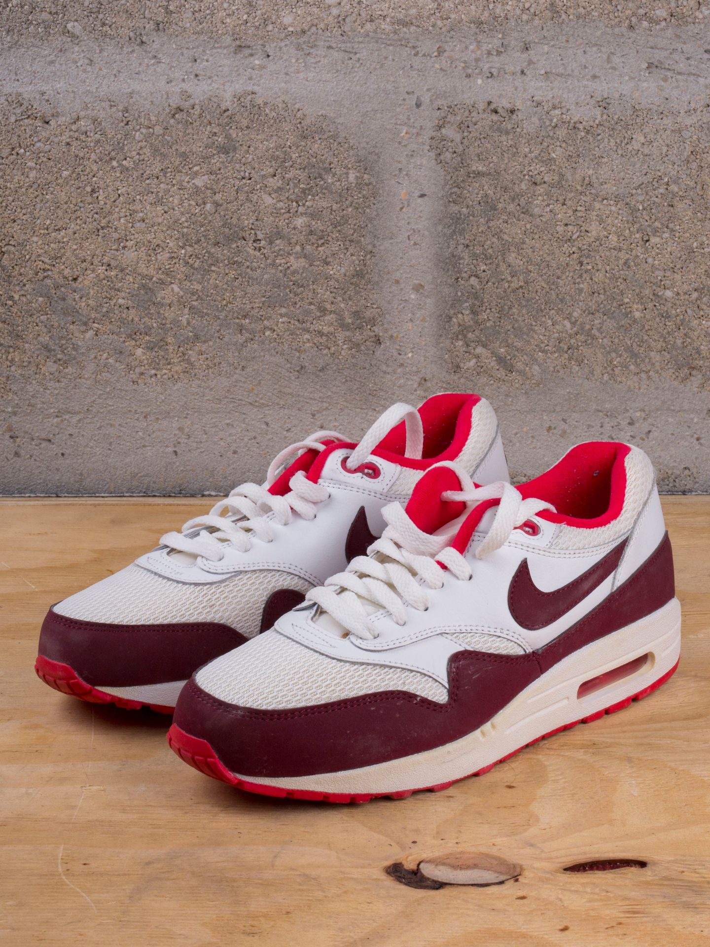 Null NIKE AIR MAX 1

Essential Weiß Action Red (W)

(599820-110)

US 9,5 F / EU &hellip;