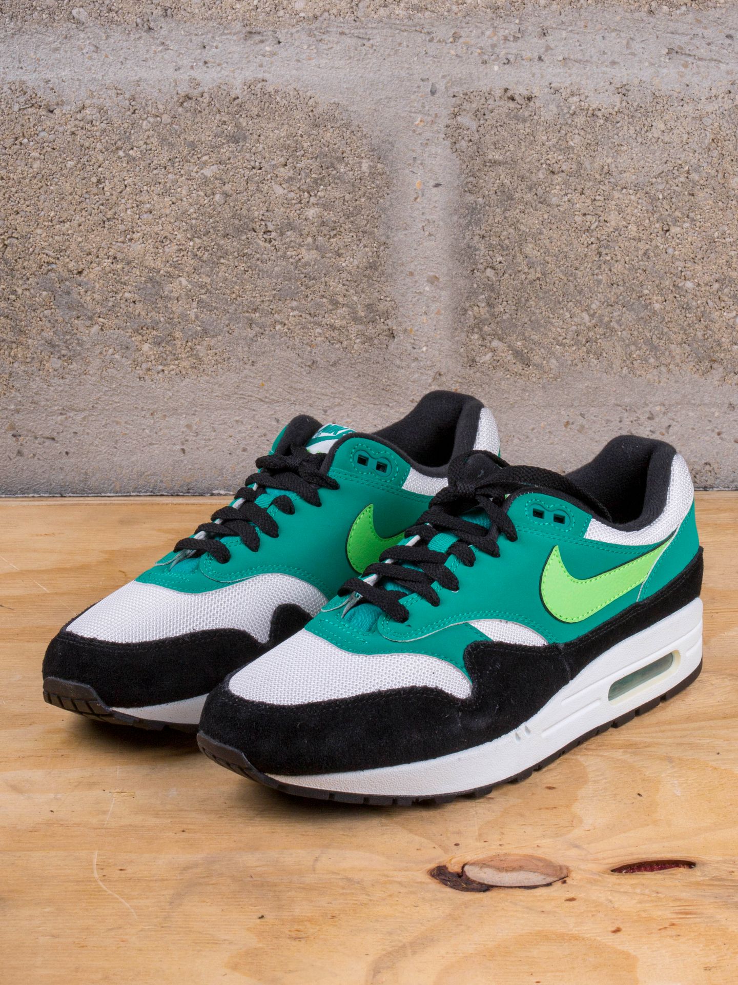 Null NIKE AIR MAX 1

Neptune Green

(AH8045-107)

US 8 / EU 41

(Très bon état)