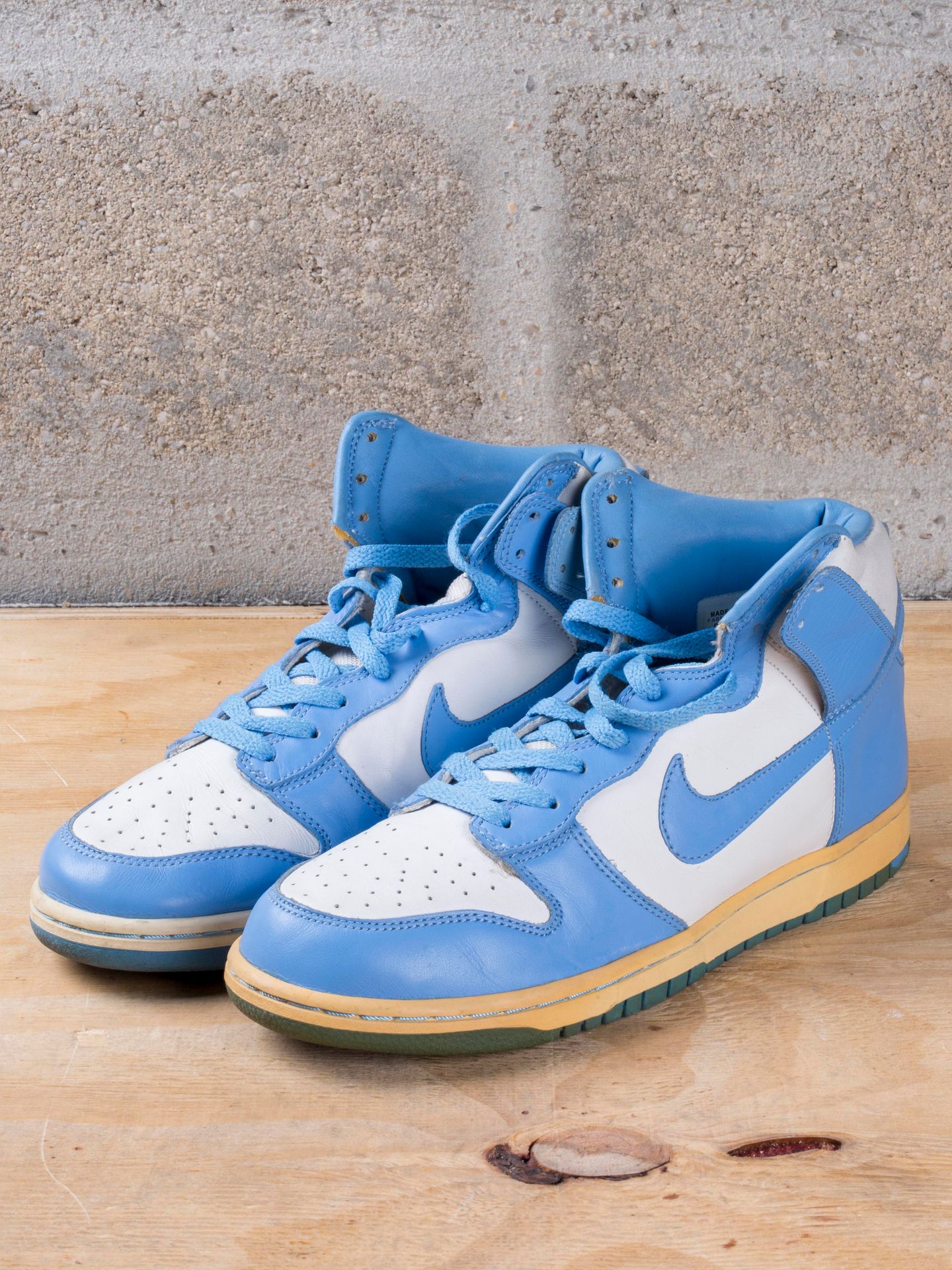 Null NIKE DUNK

HIGH UNC (2004)

(309432-142)

US 8 / EU 41

(Used condition)
