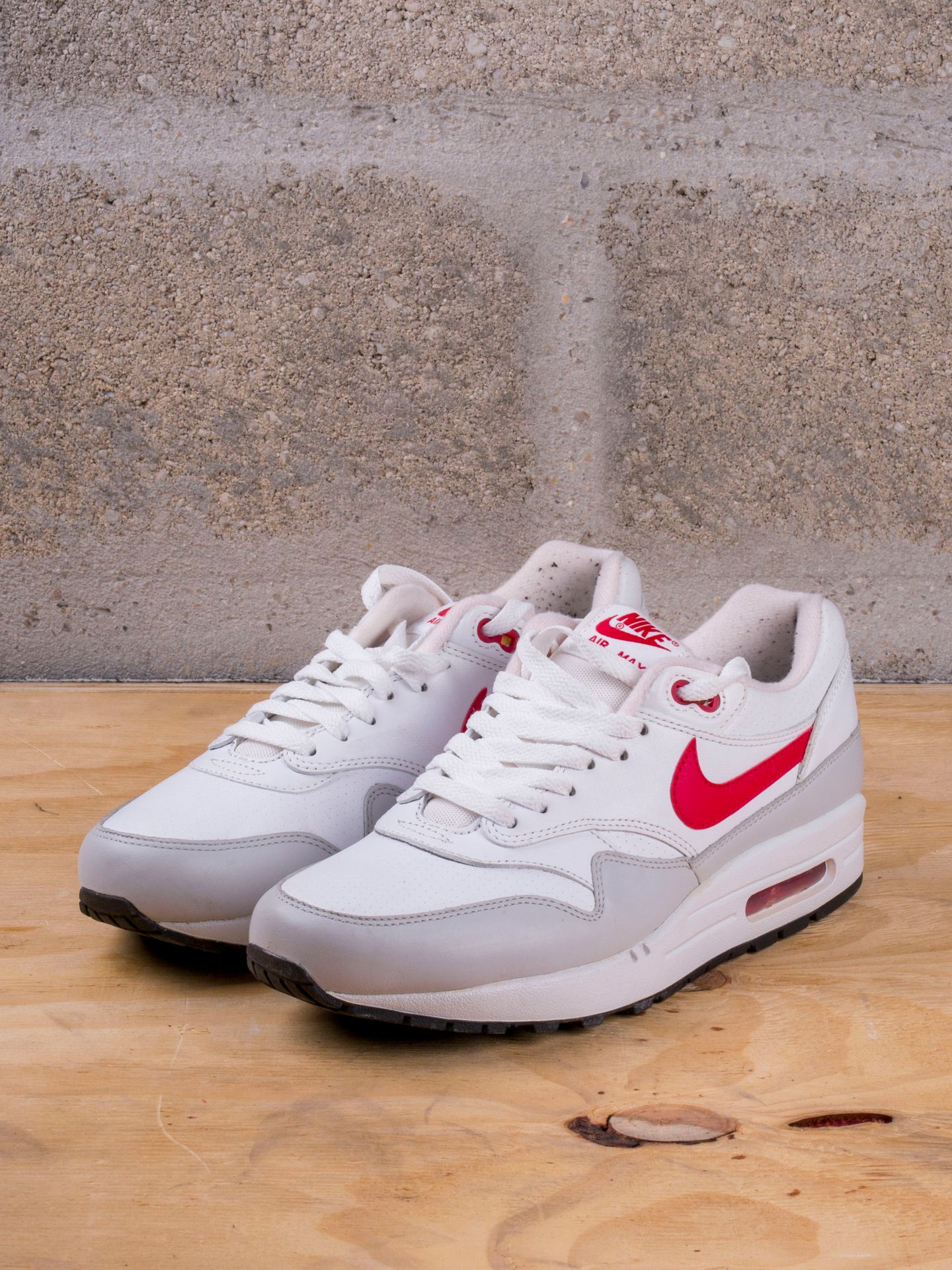Null NIKE AIR MAX 1

White University Red Cool Grey

(654466-102)

US 8 / EU 41
&hellip;
