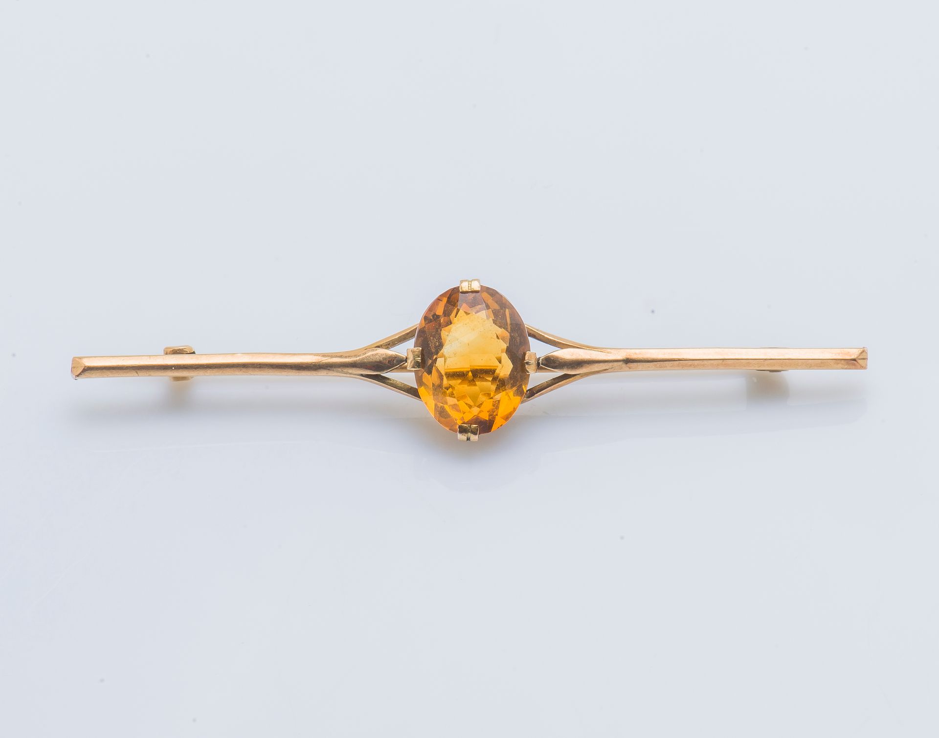 Null 
14克拉（585千分之一）黄金发夹胸针，镶嵌着一个椭圆形的黄水晶。




长度：7 cm 毛重：5,9 g