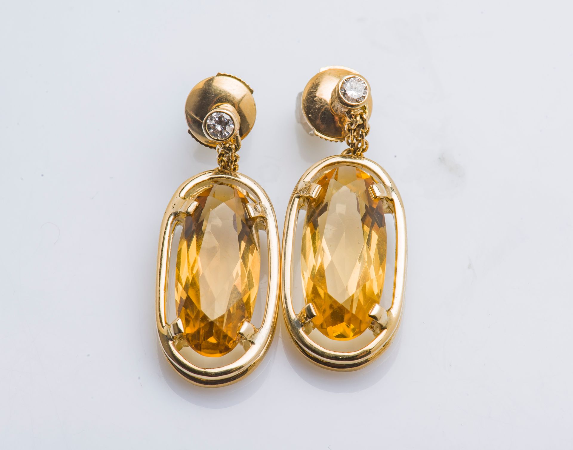 Null Paire de pendants d'oreilles en or jaune 18 carats (750 millièmes) le bouto&hellip;