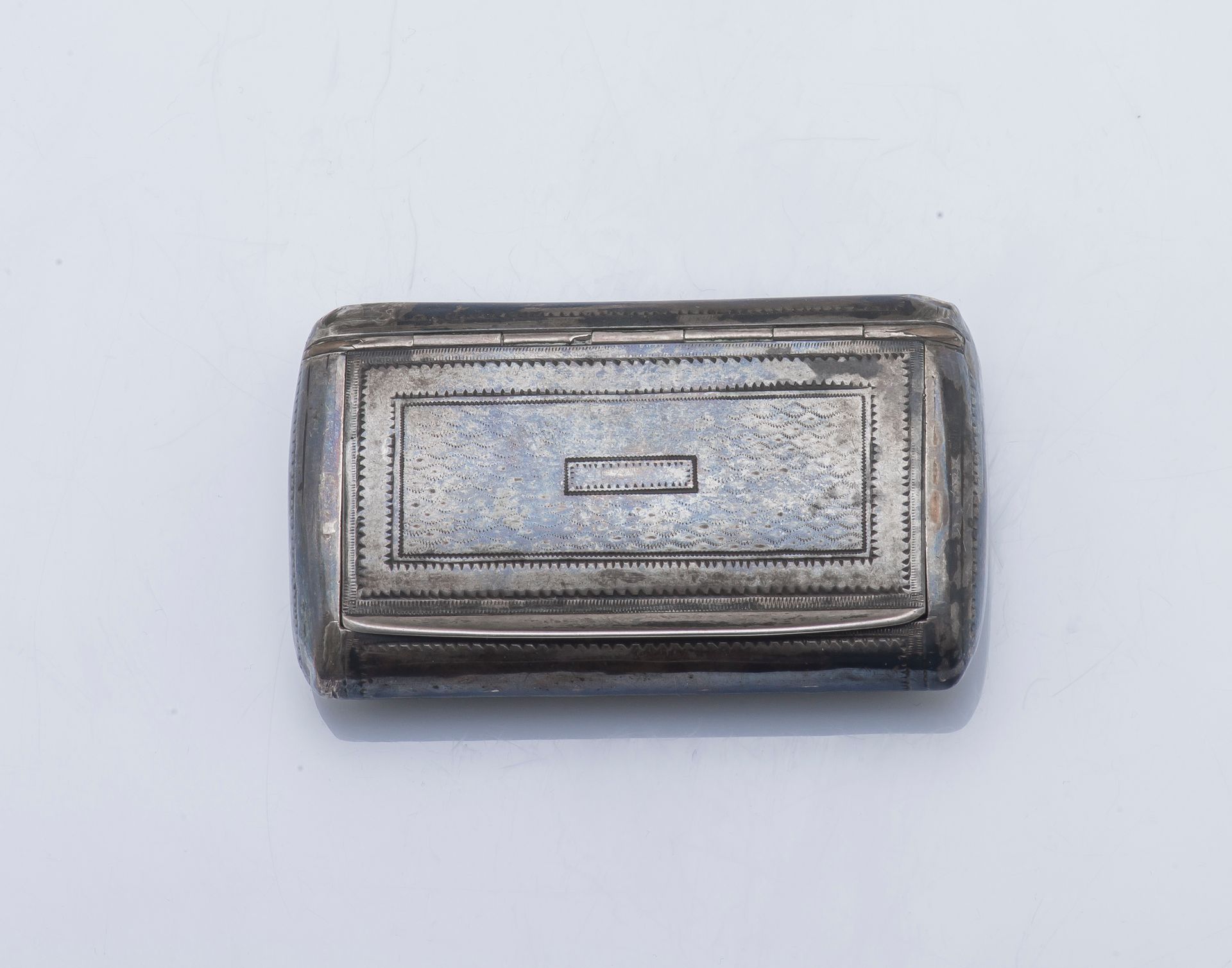 Null Silver snuffbox (950 ‰) of rectangular form, the lid hinged, chased with a &hellip;