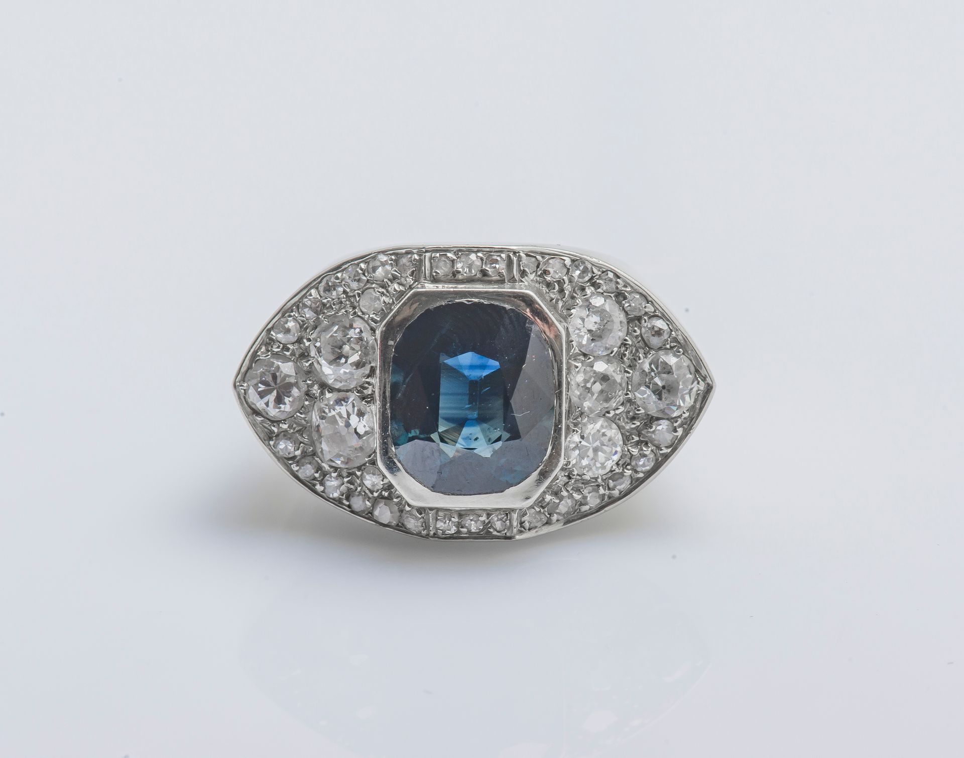 Raymond TEMPLIER 18K（750千分之一）白金坦克戒指，杏仁形的挡板上镶嵌着一颗约3.8克拉的椭圆形蓝宝石，周围是旧式切割的钻石。1940年代的&hellip;