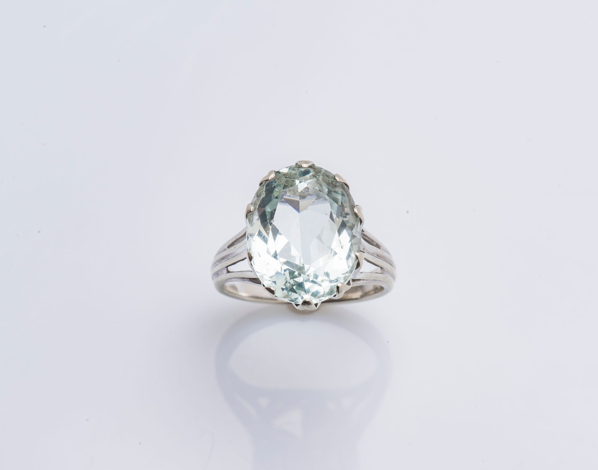 Null 18K（750千分之一）白金戒指，镶嵌着一颗约7.2克拉的椭圆形海蓝宝石。

手指大小：54 总重量：5.9克