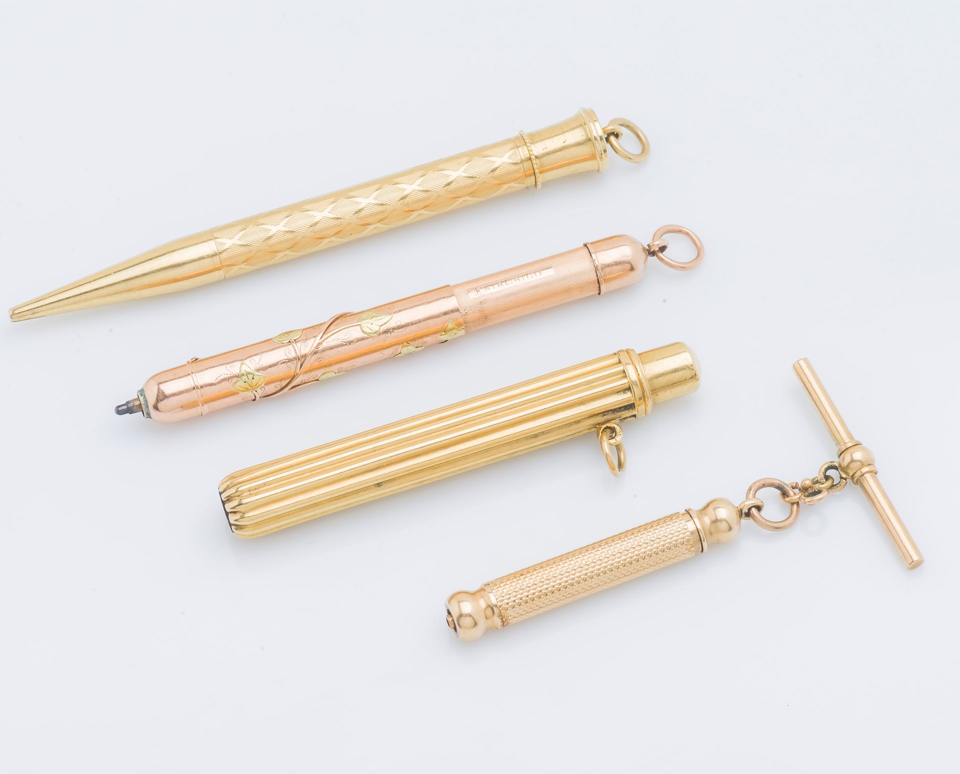 Null Lot of three 18-karat yellow gold (750 ‰) ballpoint pen holders with chased&hellip;