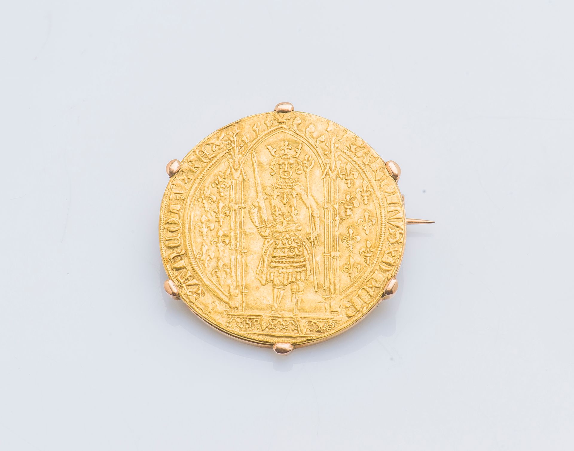 Null 黄金胸针，18克拉（千分之七十五），镶嵌硬币查理五世（1364-1380）Denier d'or aux fleurs de lys dit Fran&hellip;