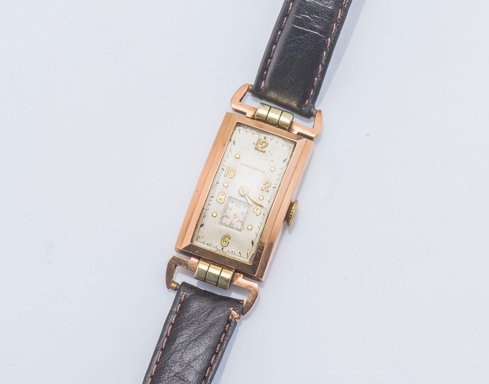 LONGINES 为美国市场制作的腕表，装饰艺术时期。玫瑰金和14K黄金（585千分之一）矩形表壳，背面有夹层（刻有 "Cased & Timed in U.S&hellip;