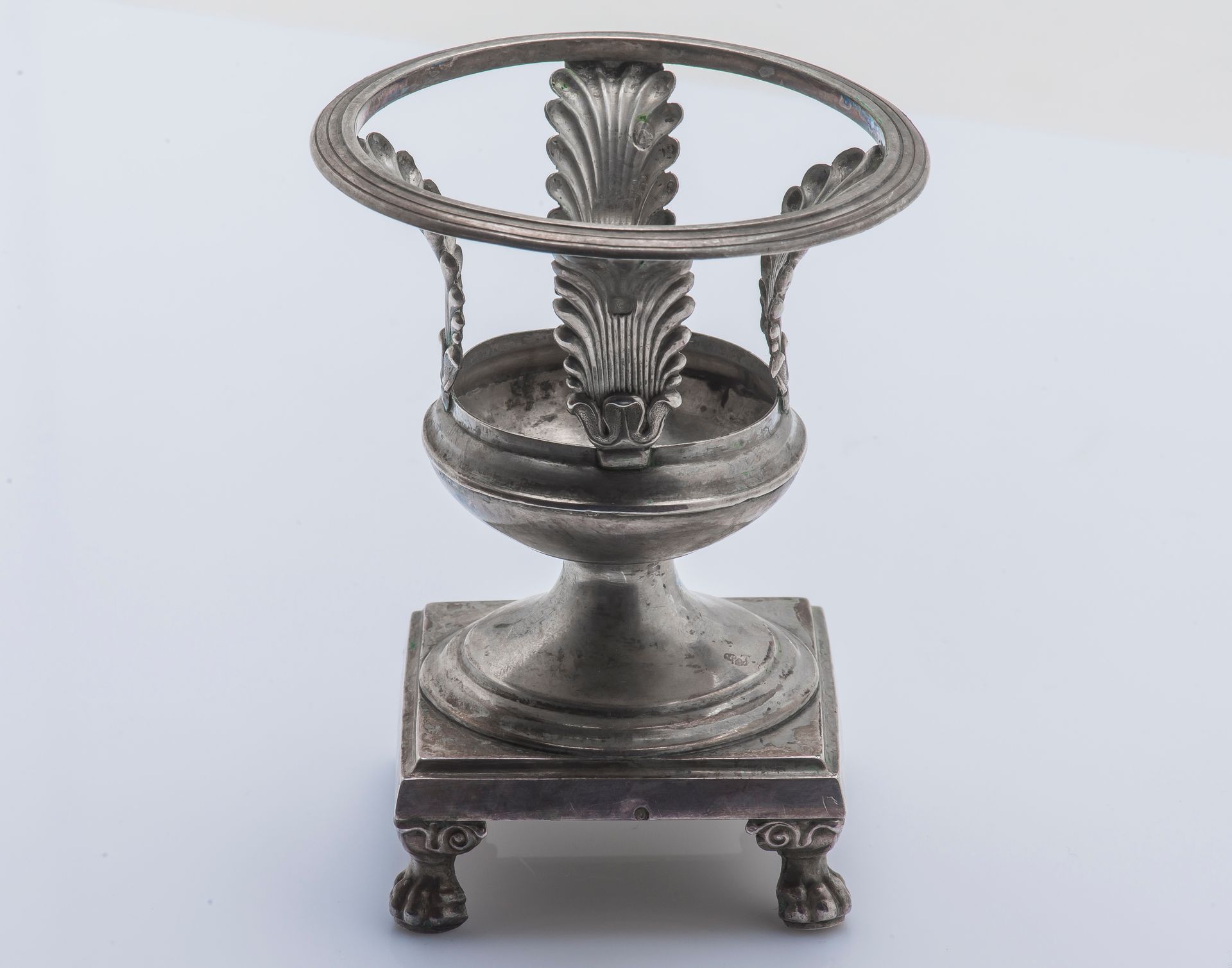 Null 新古典主义装饰的银制（950千分之一）沙龙。缺少修饰。1793-1794年巴黎金匠协会印记，Goldsmith DG.和巴黎1819-1838年印记。&hellip;
