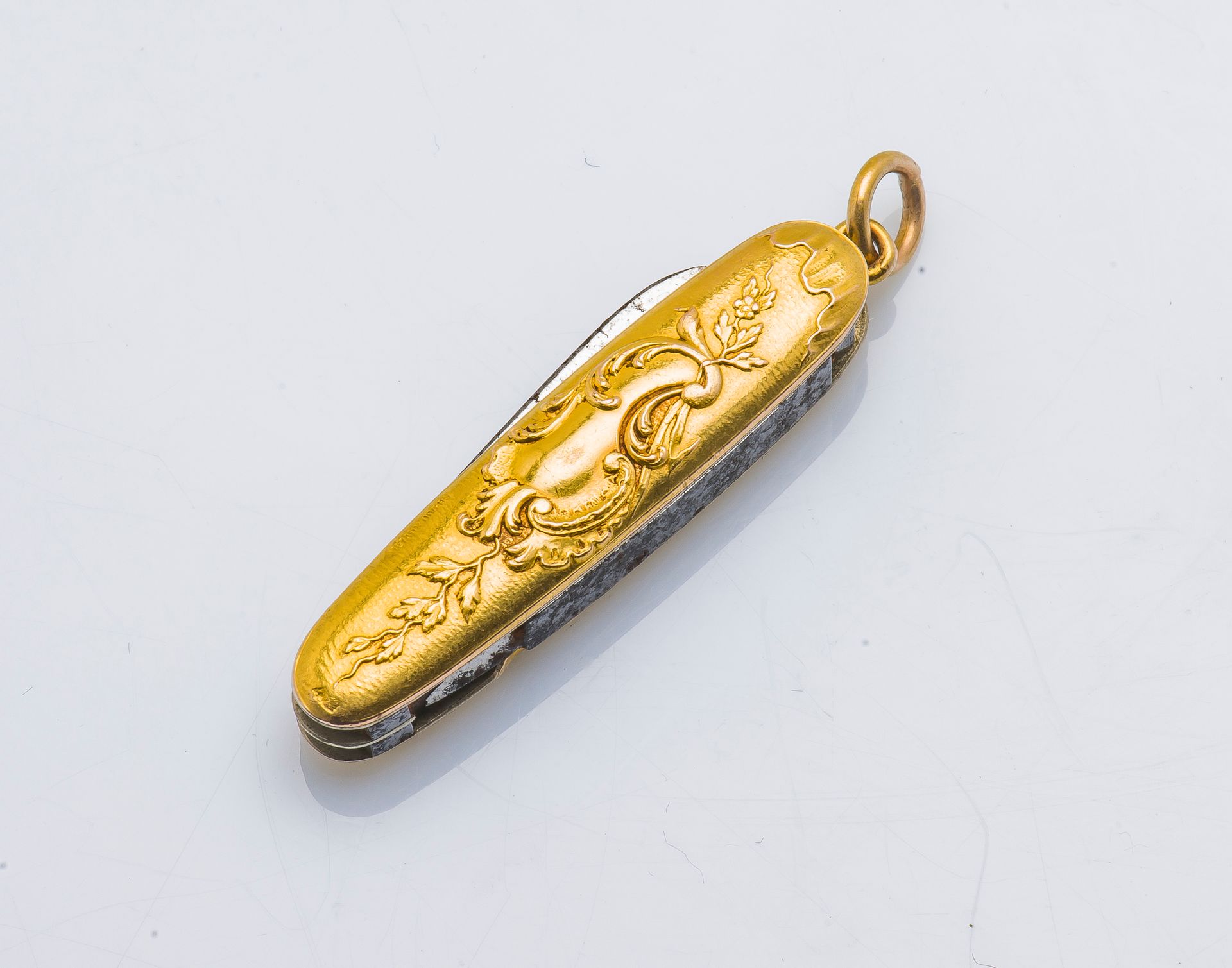 Null 18K黄金（千分之七十五）瑞士刀吊坠，饰以十字花纹装饰。金属中的系统。19世纪的法国作品。

高度 : 4,5 cm 毛重 : 14,1 g
