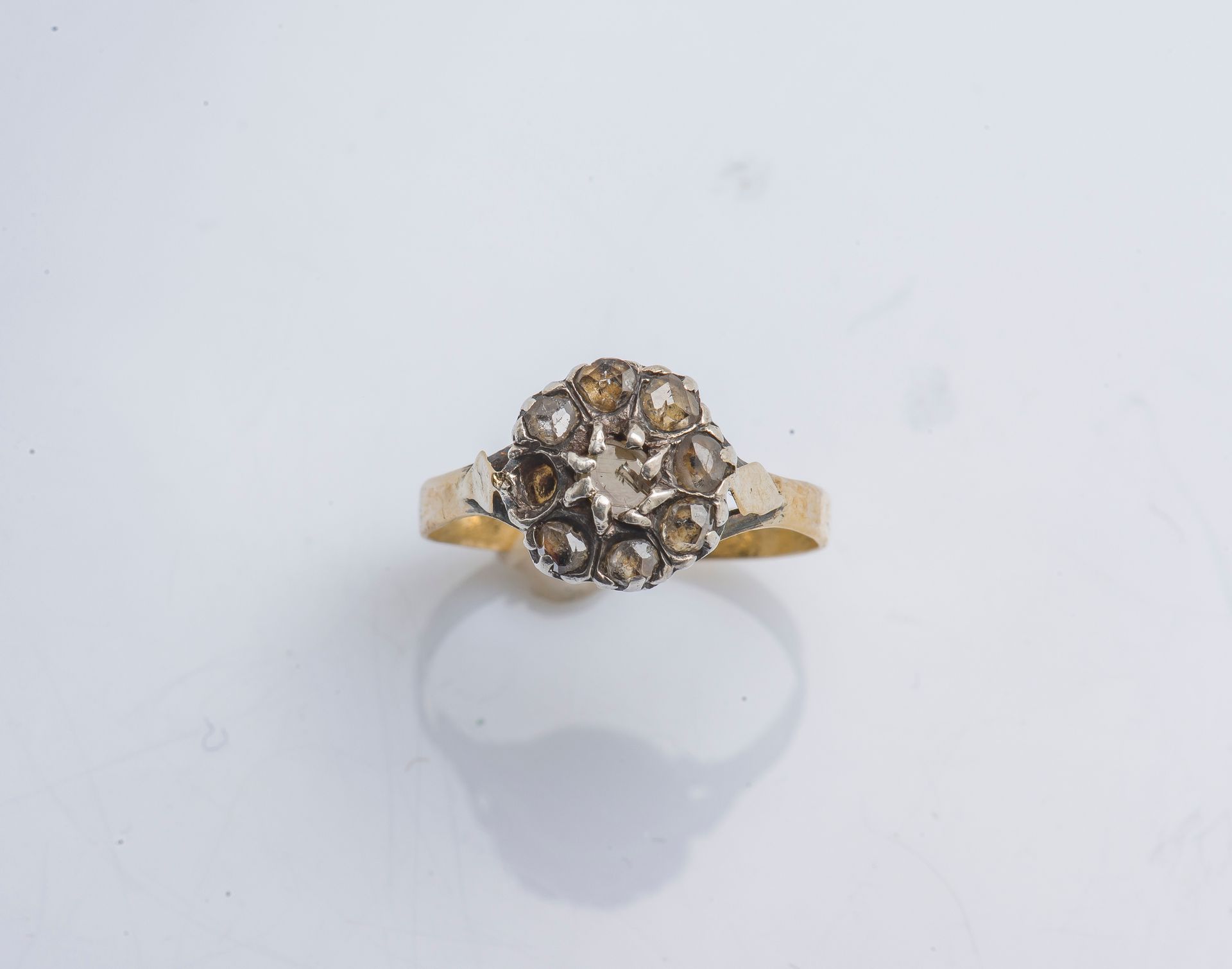Null 用14克拉的黄金（585千分之一）和银（925千分之一）制成的小戒指花，镶嵌着粉红色切割的钻石（错过一个）。

手指大小：54 毛重：2,1 g