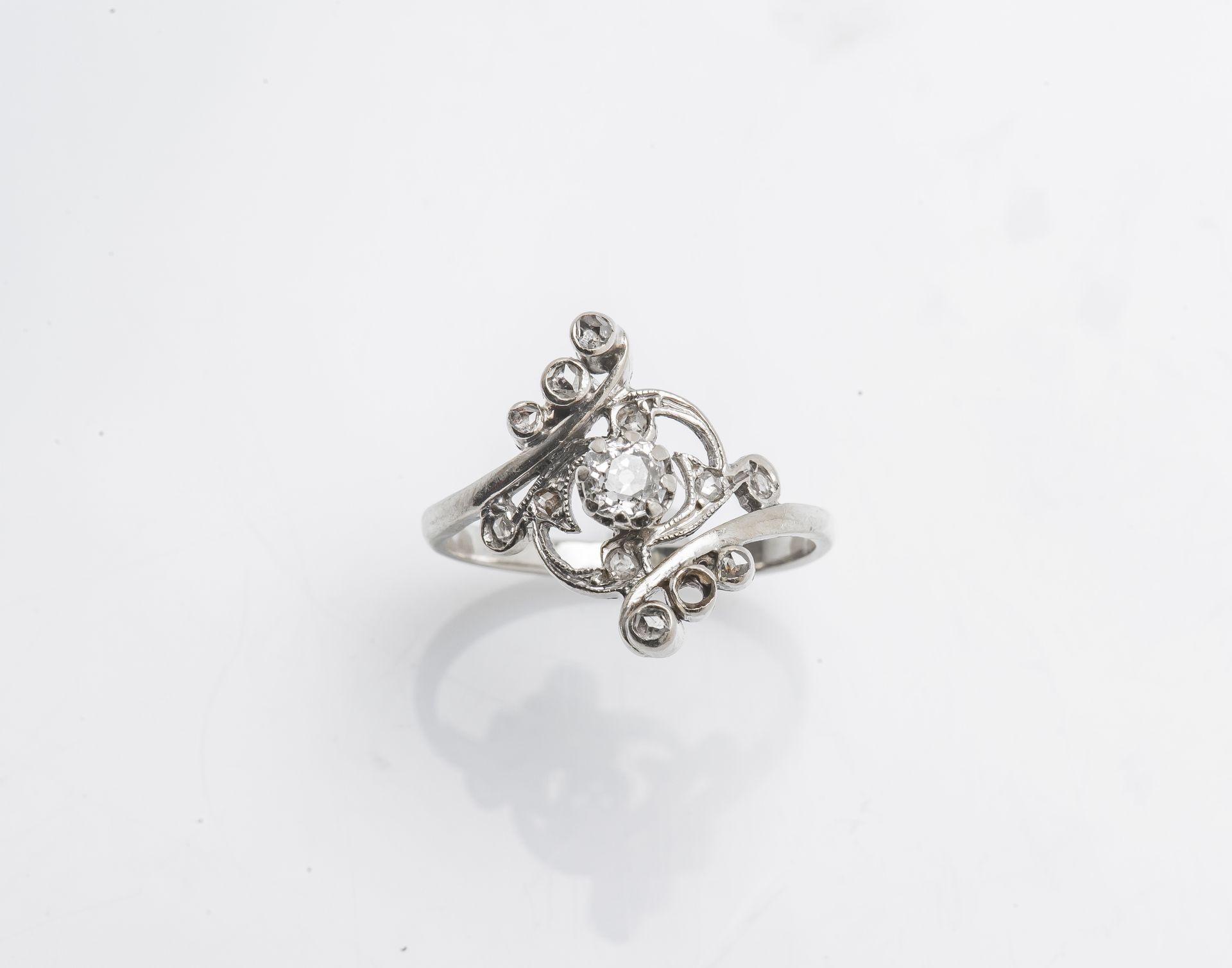 Null 18K（750千分之一）白金戒指绘制叶子，镶嵌0.20克拉老式切割钻石和玫瑰切割钻石（缺少一颗钻石）。

手指大小：57 总重量：3.7克