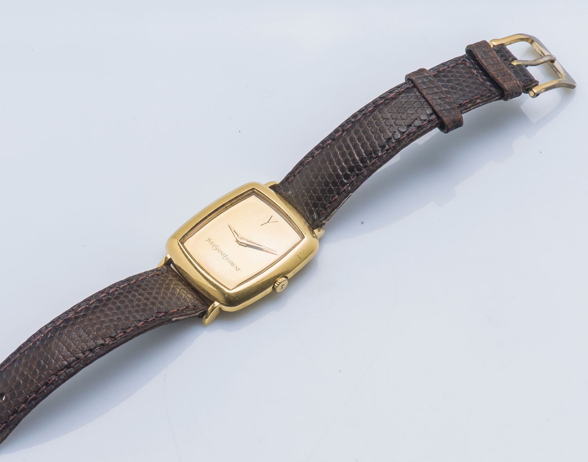Yves SAINT LAURENT et JUVENIA Juvenia在1980年左右为伊夫-圣洛朗制作的手镯表。长方形枕形表壳，18K黄金（千分之七十五）&hellip;
