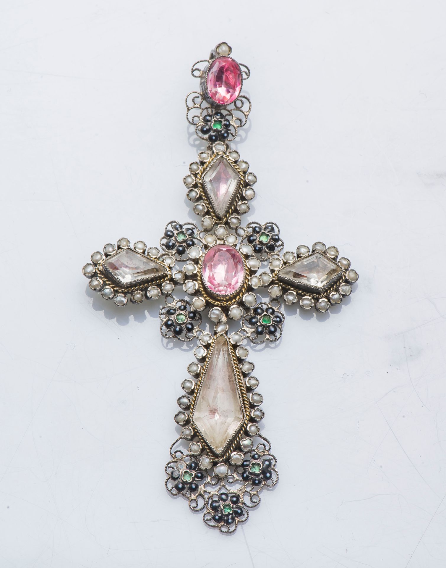 Null 银丝（千分之八百）十字架吊坠，镶嵌白色宝石（粉色宝石上有两颗），周围有珍珠籽和珐琅花。法国作品，巴黎，19世纪末和20世纪初。

高度：10厘米 毛重&hellip;