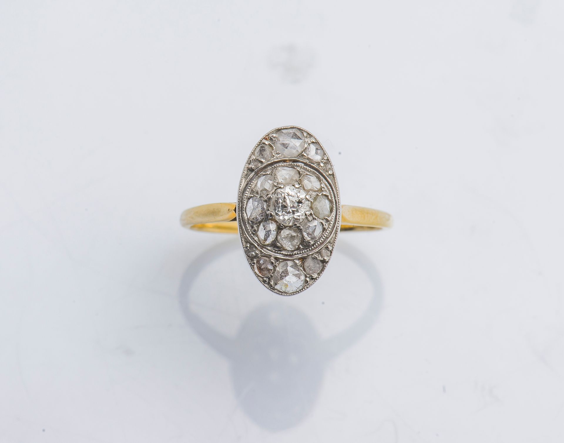 Null 18K黄金（千分之七十五）和铂金（千分之九十五）小戒指，椭圆形表圈上镶嵌着玫瑰色切割的钻石。1900年左右。

手指大小：48/49 毛重：1,8g